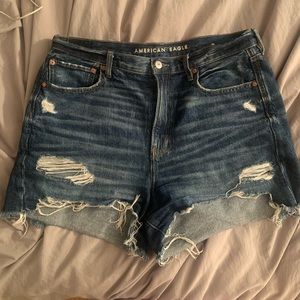 AMERICAN EAGLE 90s BOYFRIEND SHORT